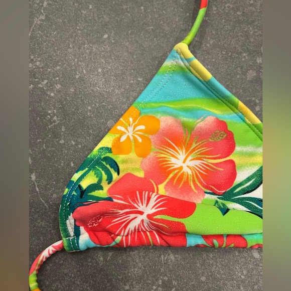 Multicoloured Hawaiian Print Bikini Top - Picture 3 of 4